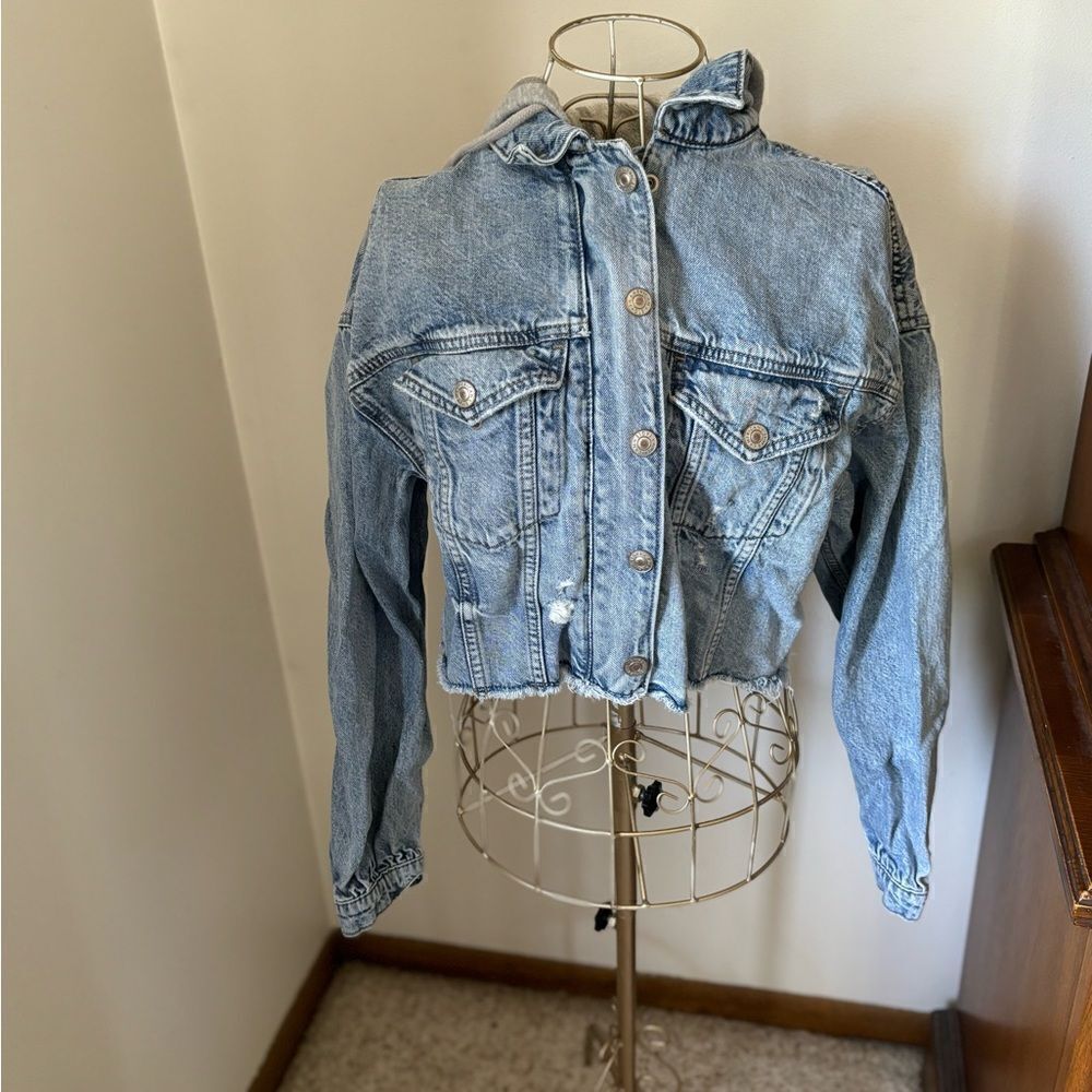 American Eagle Cropped Hooded Denim Jacket Distressed Raw Hem XS Light Wash